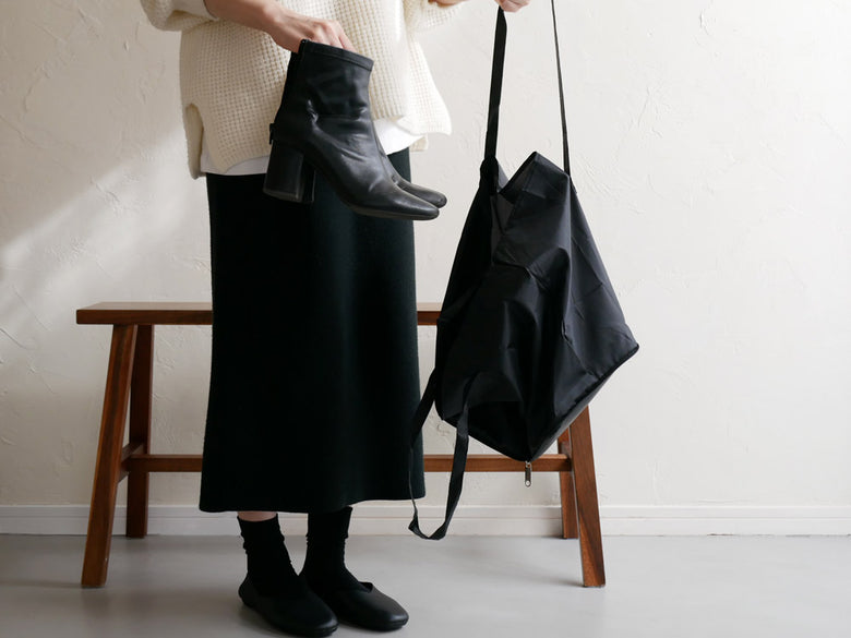 パラデックのグレー色レ プリエ ノイエ携帯スリッポン、ウエストに装着可能なファッショナブルなハンドバッグで、ポケットが特徴的です