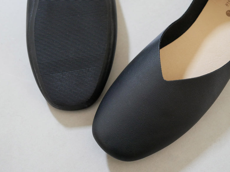 パラデック製レ プリエ ノイエ携帯スリッポン。ブラウンとブラックの合成皮革ストラップを備えたファッショナブルなドレスシューズ