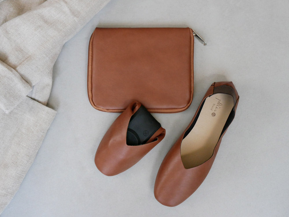 パラデック製ブラウンレザーのストラップ付きバレエフラット携帯スリッポン