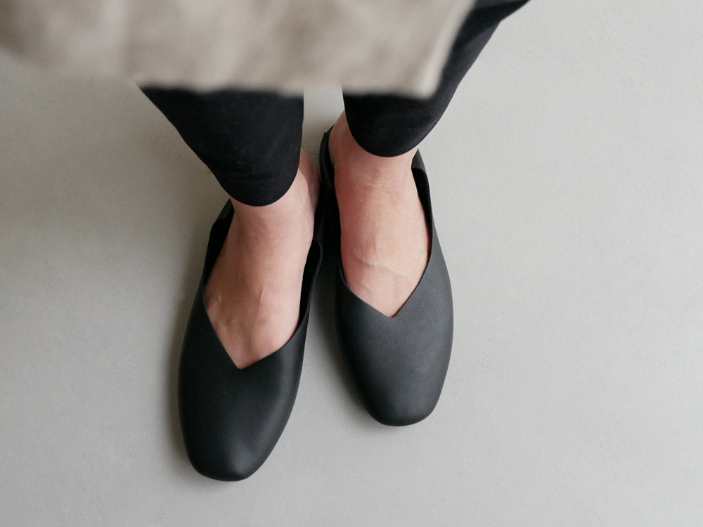 パラデック製グレー携帯スリッポン『レ プリエ ノイエ』を履いたタイツ姿の足元