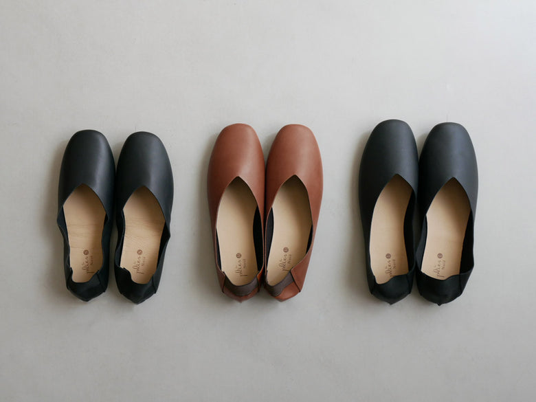 パラデックの茶色と灰色のレザー製スリッポン靴。合成ゴム底付きでスタイリッシュなデザイン