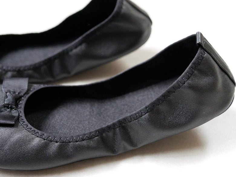 パラデック製黒色レザーのバレエフラットドレスシューズ「Plier Classic」携帯用リボン付き