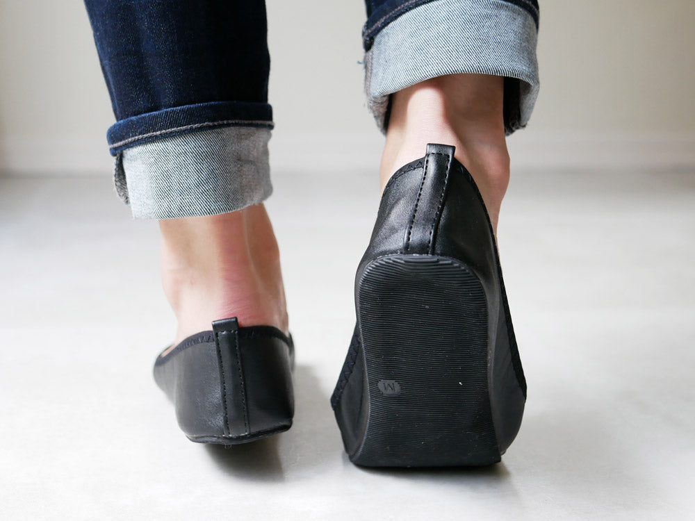 パラデックブランドの【Plier Classic】携帯スリッポン リボン、レザー製のドレスシューズを履いた足の画像