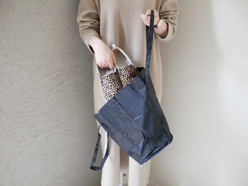 パラデックの【Plier Classic】携帯スリッポン プレーン、ショルダーストラップ付きで複数のポケットを備えたファッショナブルなトートバッグ