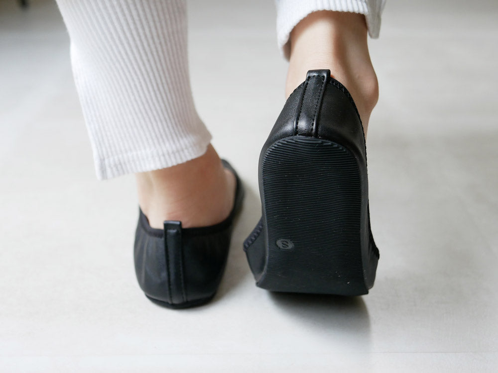 パラデックの【Plier Classic】携帯スリッポン プレーン、合成皮革とゴム底のバレエフラットシューズ