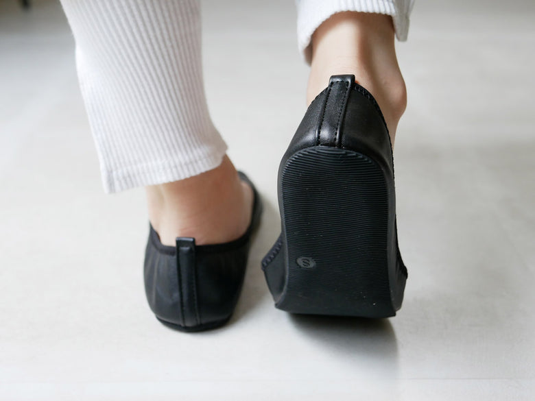 パラデックの【Plier Classic】携帯スリッポン プレーン、合成皮革とゴム底のバレエフラットシューズ