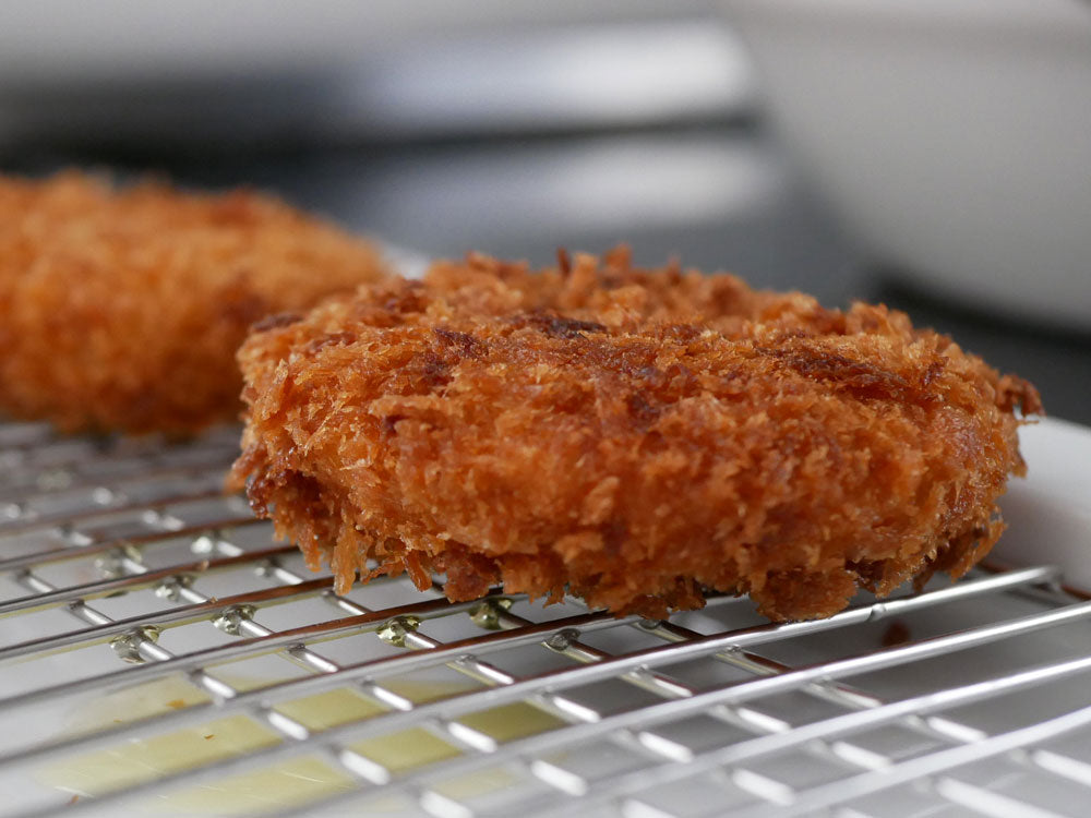 下村企販の日本製スクエアディッシュにパン粉をまぶしたコロッケカツが盛られた写真