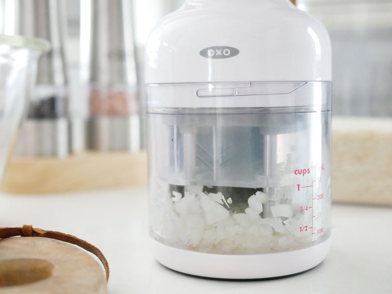OXO製キッチンチョッパー本体と蓋、容器がセットになった小型フードプロセッサー