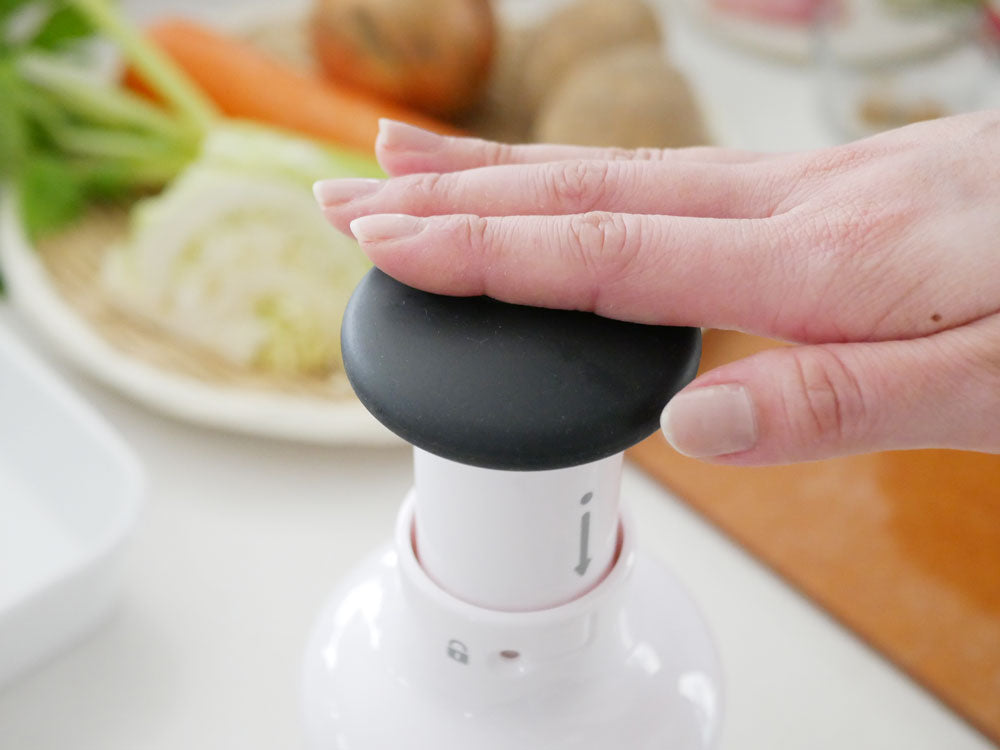 OXO/オクソー製キッチンチョッパー。ABS樹脂とステンレス鋼の刃を備えたコンパクトな調理用家電