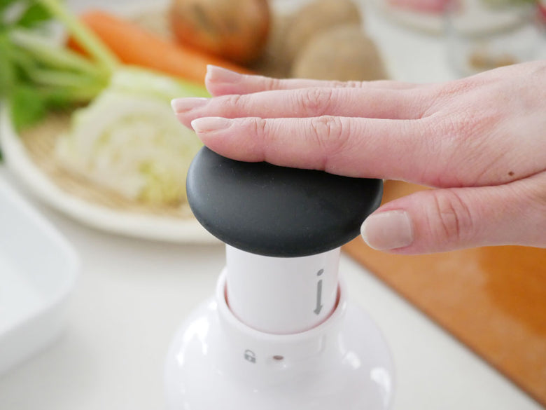 OXO/オクソー製キッチンチョッパー。ABS樹脂とステンレス鋼の刃を備えたコンパクトな調理用家電