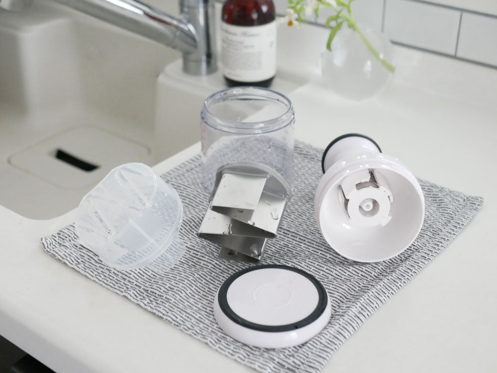 OXOオクソーのチョッパー。ABS樹脂とステンレス鋼を使用した蓋付きキッチン用具がトレイ上に配置されている