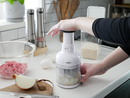 OXOオクソーのコンパクトなキッチンチョッパー本体と透明な容器が並んでいる画像