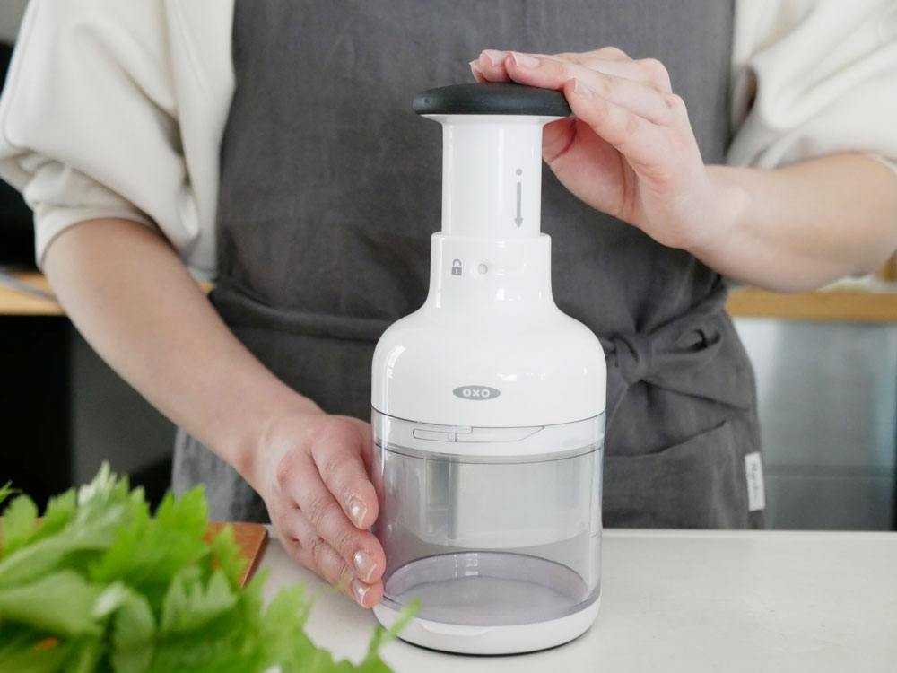 OXOオクソーの食品チョッパーがキッチンカウンターに置かれている様子