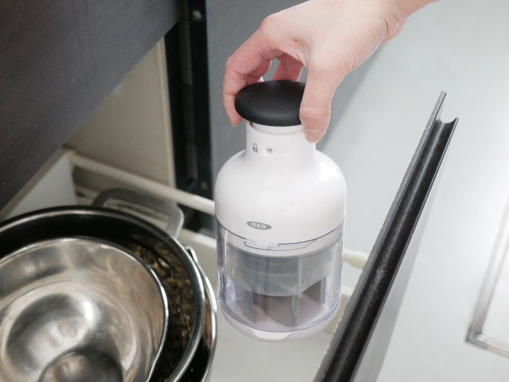 OXOオクソー製ステンレスキッチンチョッパーがキッチンカウンターに置かれている