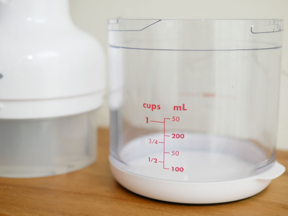 OXOオクソー製キッチンチョッパー本体と蓋がテーブルに置かれている様子