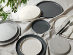 MOHEIM（モヘイム）の手作りセラミックディナウェアセット。サイズ260mm、210mm、150mmの各プレートがテーブルに並んでいます。