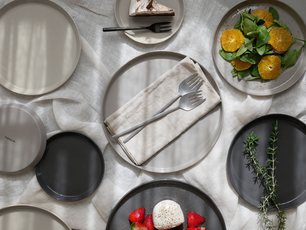 MOHEIM（モヘイム）のベトナム製セラミックプレート260mm、210mm、150mmとフォーク、ナプキンが揃ったディナーウェアセット