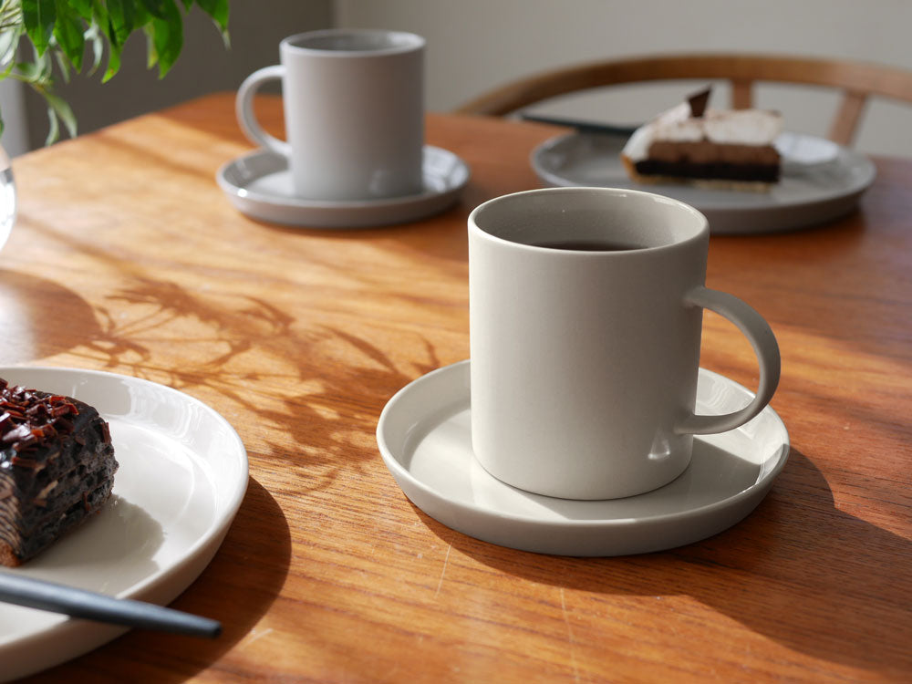 モヘイム製のサイズ別陶器プレート（Φ260、Φ210、Φ150）とマグカップが並べられたテーブルセッティング
