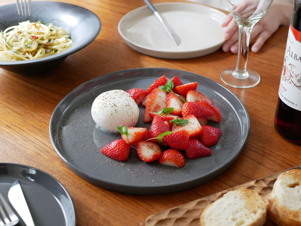 手作りのベトナム製せっ器プレートにイチゴと果物が盛られたテーブルセット