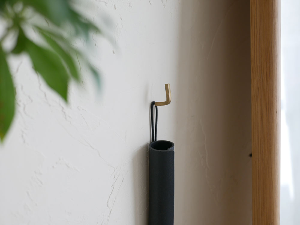 MOHEIM/モヘイム製バルカナイズドファイバーとコンクリート仕上げのシューズホーンの静物写真