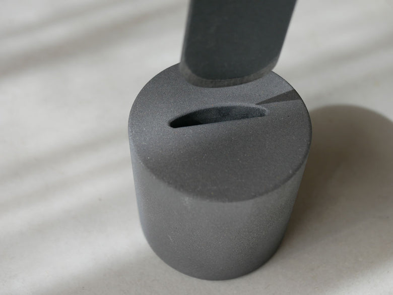 モヘイム製シルバー色バルカナイズドファイバーの円柱形シューズホーンとコンクリート土台