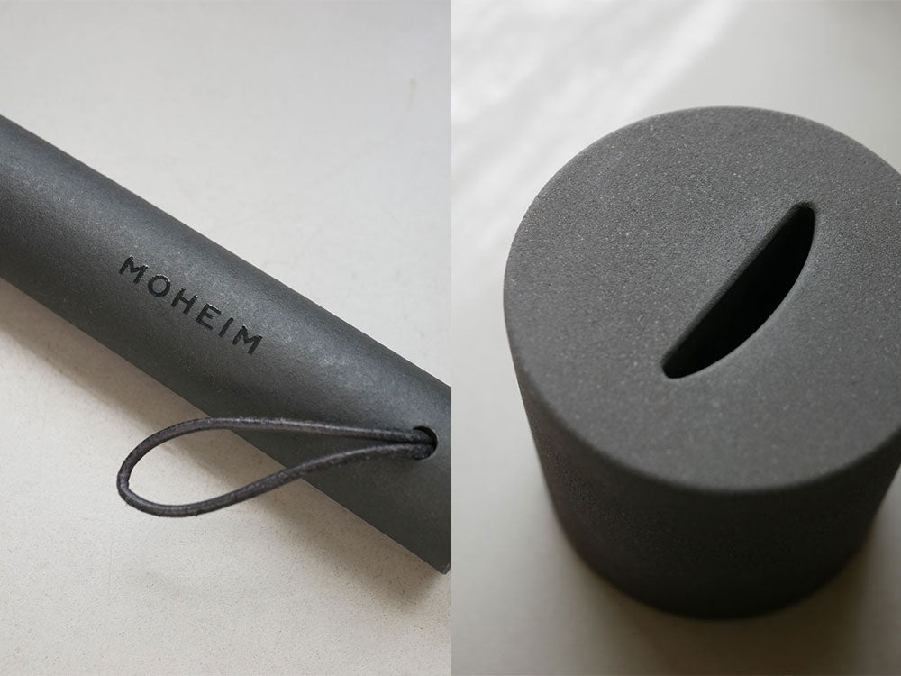 MOHEIM（モヘイム）製シューズホーン。シルバーのバルカナイズドファイバー製円筒本体とコンクリート製土台のセット