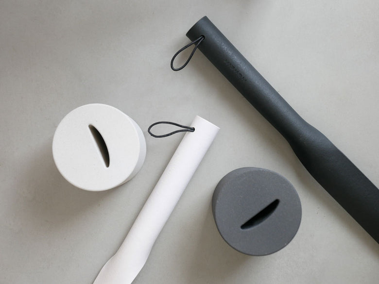 MOHEIM製プラスチック円筒型シューズホーンとコンクリート土台