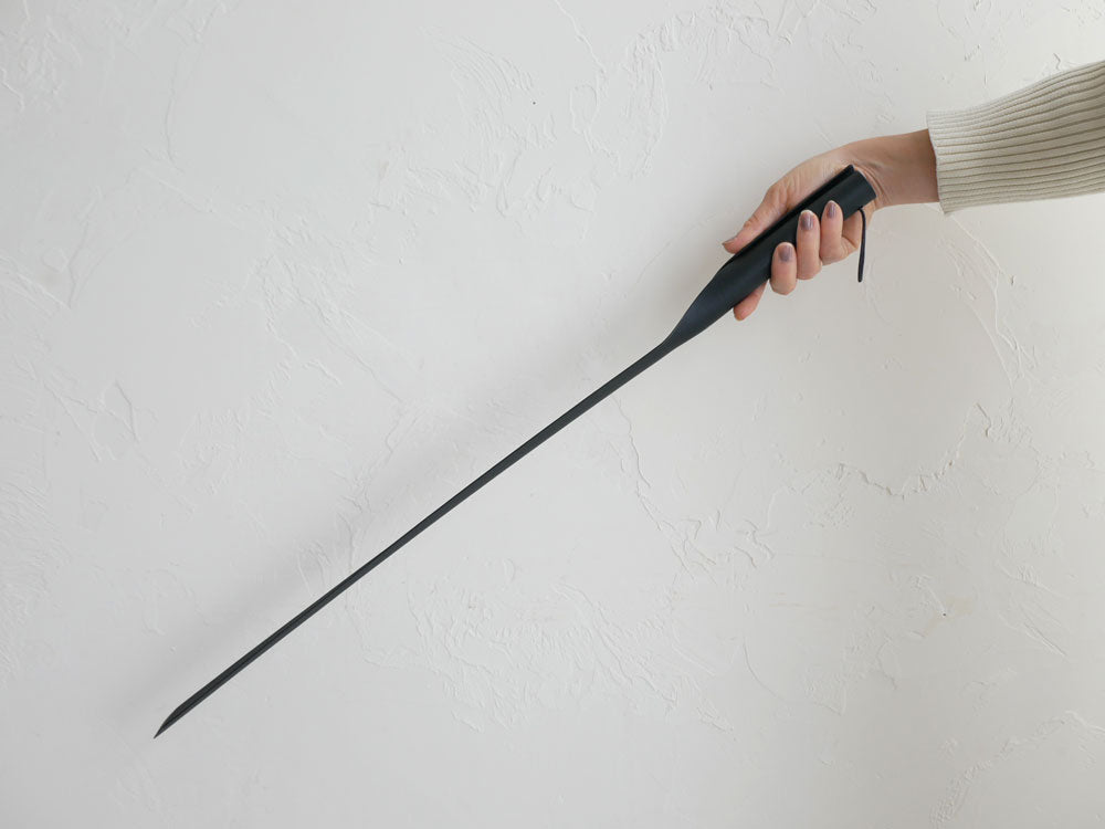 MOHEIM（モヘイム）製バルカナイズドファイバーのシューホーンがコンクリート土台に固定されている製品画像