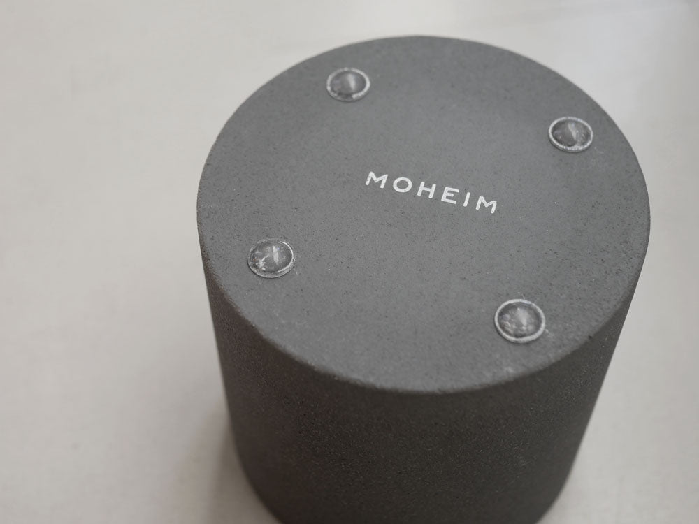 MOHEIMのシルバー色プラスチック製円筒型シューホーンとコンクリート土台、本体サイズW40×D30×H685mm。