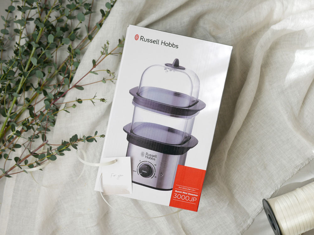 Russell Hobbsクイックミニスチーマーで野菜を蒸している調理風景