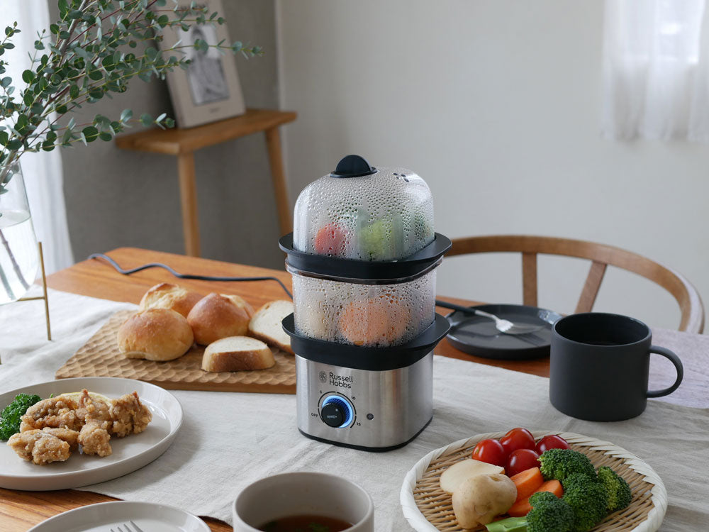 Russell Hobbsクイックミニスチーマー本体と付属のエッグトレイおよびスチーム皿