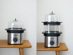 Russell Hobbs（ラッセルホブス）のクイックミニスチーマー本体とエッグトレイ2枚、スチーム皿2枚がキッチンカウンターにセットされている様子