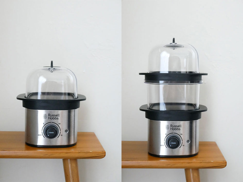 Russell Hobbs（ラッセルホブス）のクイックミニスチーマー本体とエッグトレイ2枚、スチーム皿2枚がキッチンカウンターにセットされている様子