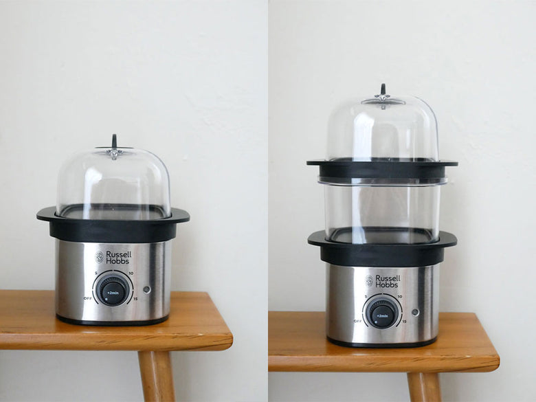 Russell Hobbs（ラッセルホブス）のクイックミニスチーマー本体とエッグトレイ2枚、スチーム皿2枚がキッチンカウンターにセットされている様子