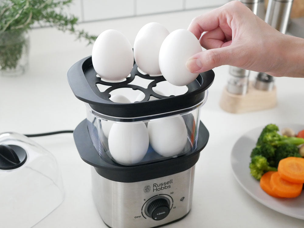 Russell Hobbsクイックミニスチーマーで新鮮な野菜を蒸しているキッチンの様子