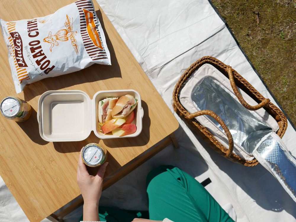 ピクニック用のクレエ ユティル ピクニッククーラーバッグと中に入った食材