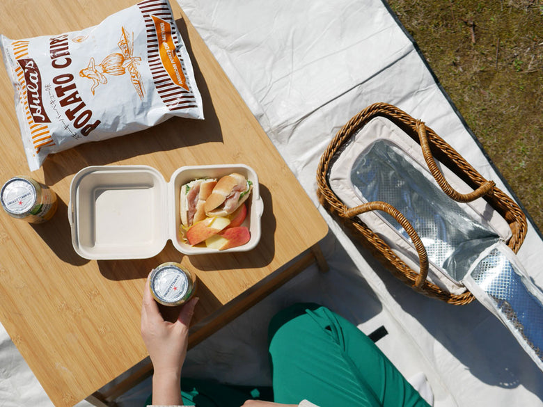 ピクニック用のクレエ ユティル ピクニッククーラーバッグと中に入った食材