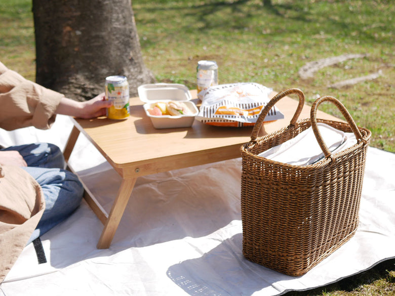 ユティル ピクニッククーラーバッグとアウトドアテーブル、バスケットを用いたピクニックの様子