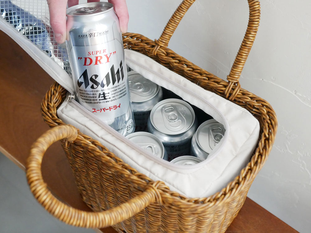 【Creer/クレエ】ユティル ピクニッククーラーバッグにバスケット、ガラス瓶、アルコール飲料、食べ物などが収納されている様子