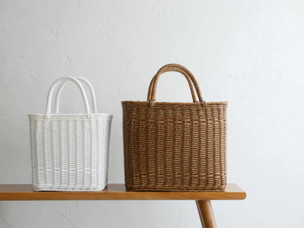 自然素材の籐バスケットに収納されたクレエ ユティル ピクニッククーラーバッグの写真