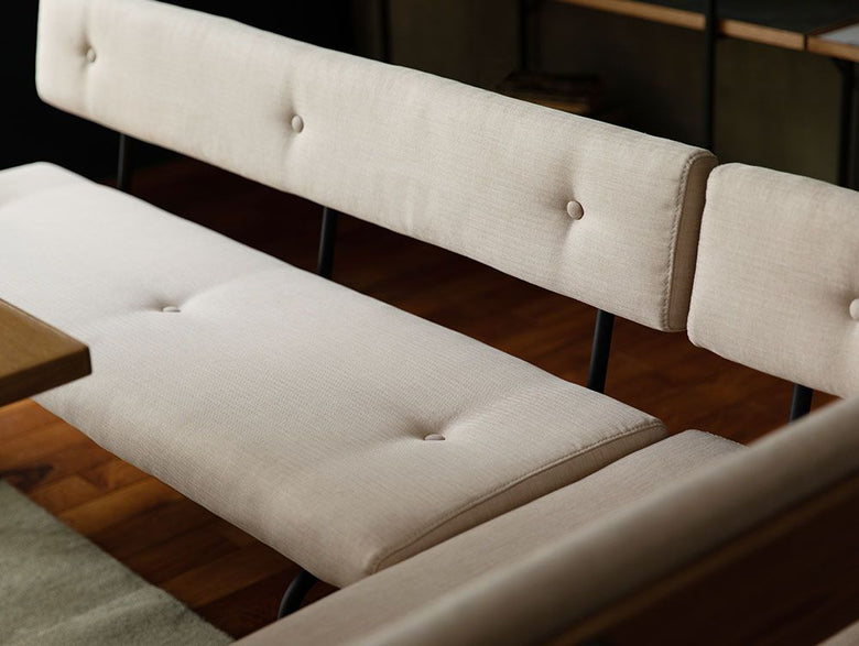 木製の床の上に置かれたsam-nordサムノルドベンチソファ