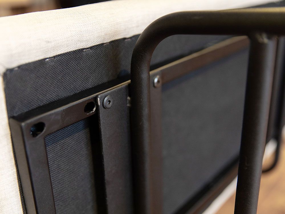 灰色と銀色のサムノルドベンチソファ、ベッドフレームとマットレスが配置された画像