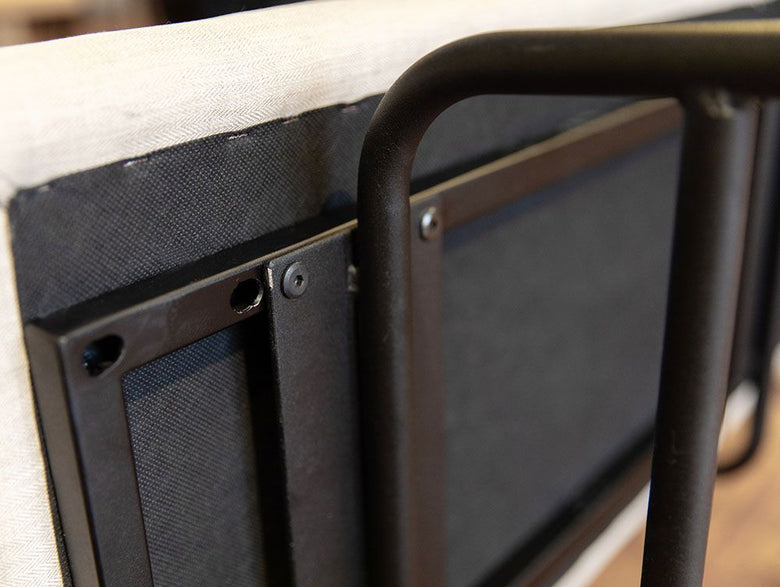 灰色と銀色のサムノルドベンチソファ、ベッドフレームとマットレスが配置された画像