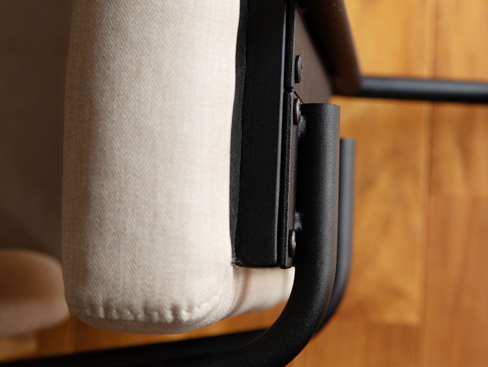 レザー張りのサムノルド ベンチソファがオークウッドフレームと木製床の上に配置された画像