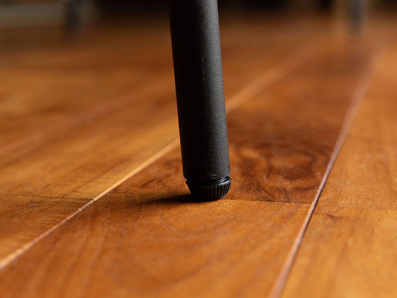 ブラウンのハードウッドフローリング上に配置されたオーク突板製サムノルド ベンチソファ