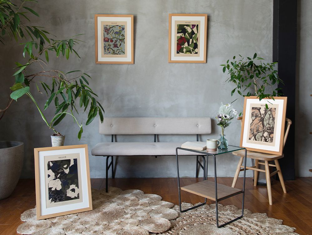 アデペシュのグレーサムノルドベンチソファが花鉢と共にモダンな室内に配置されている様子