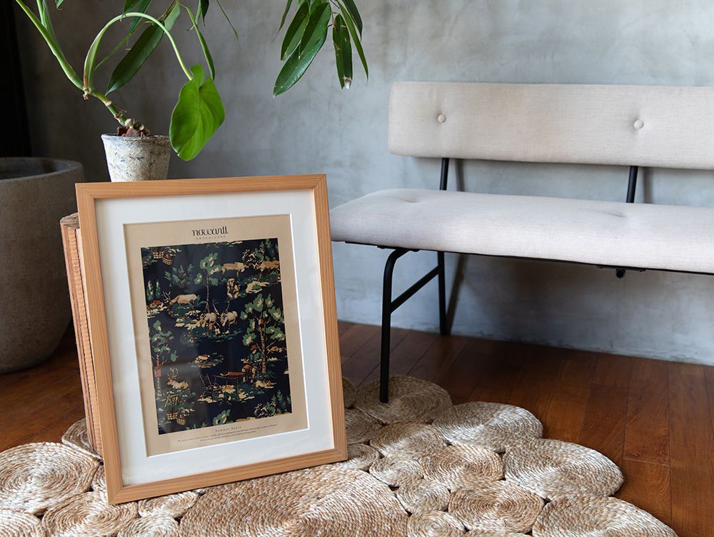 ナチュラル素材の床に配置され、観葉植物と調和したsam-nordサムノルドベンチソファがあるリビングルームのインテリア