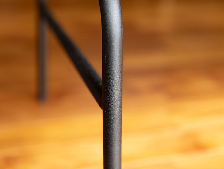 スチールとオーク突板を使用したサムノルドベンチソファが木製フローリング上に配置されている様子