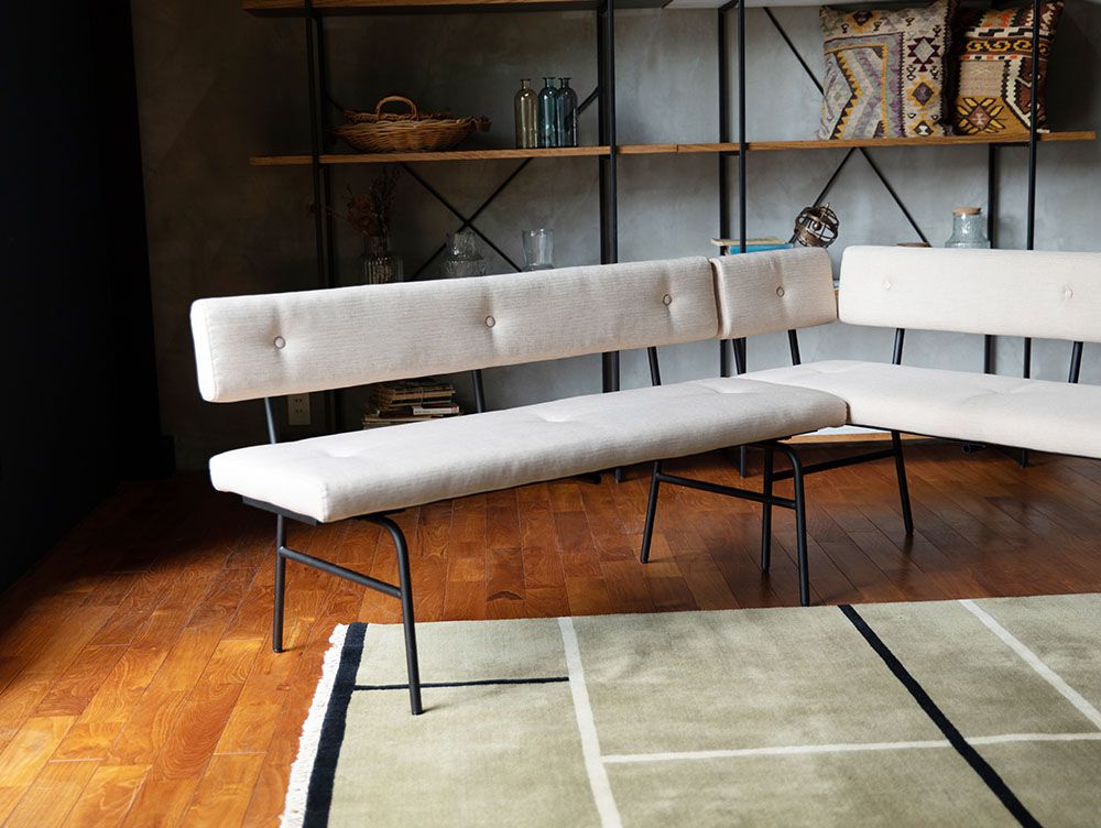 adepecheのサムノルドオプションアーム。灰色のスチールパイプとオーク突板を使用した木製家具が木の床の上に配置されたデザイン。