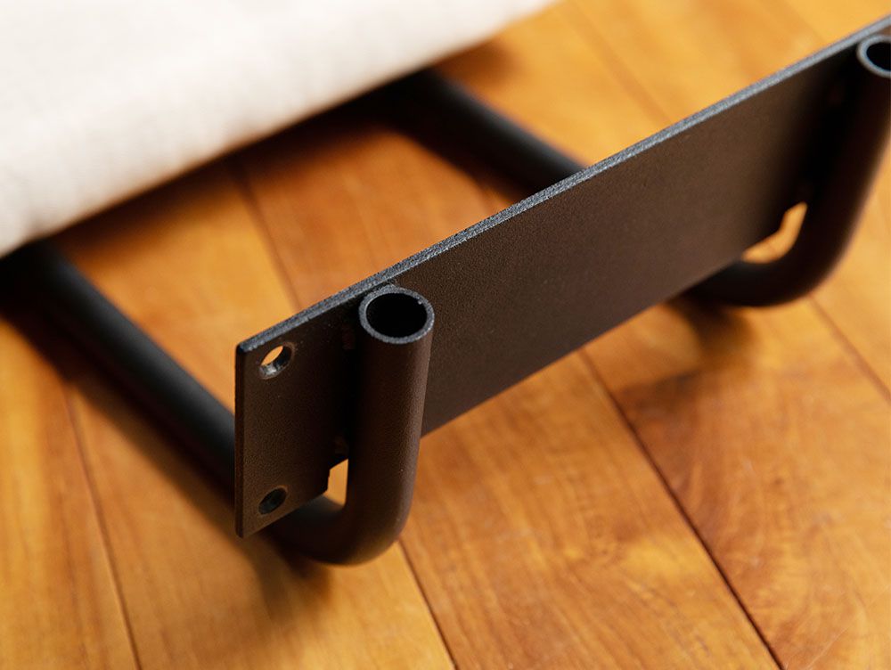 スチールパイプとオーク突板を組み合わせたアデペシュのサムノルドベッドフレーム